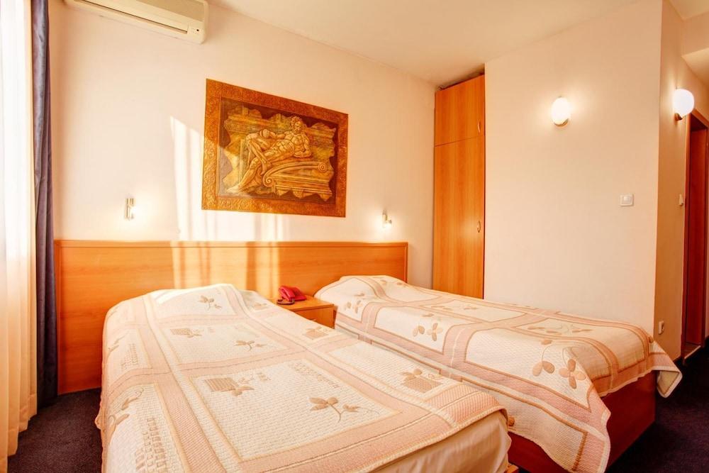 Central Plaza Hotel Sofia Bagian luar foto